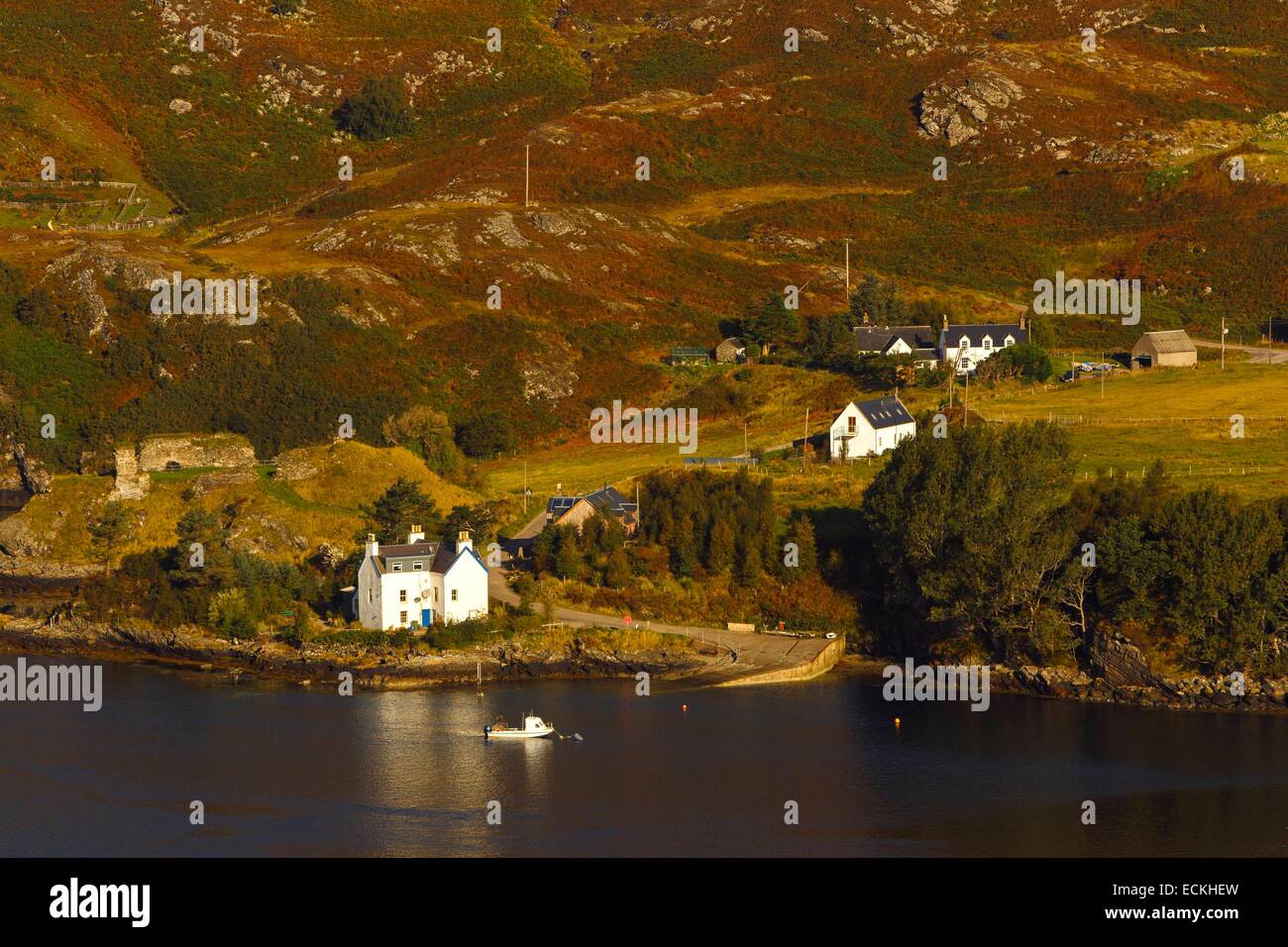 Regno Unito, Scozia, Wester Ross, Slumbay, Loch Carron, case accanto a loch in autunno Foto Stock