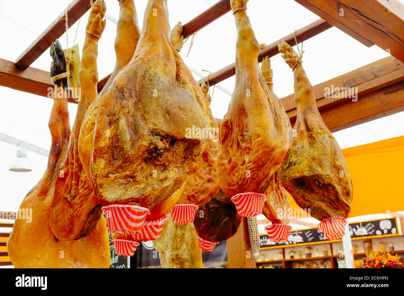 Prosciutto Iberico gambe appeso su Butcher Foto Stock