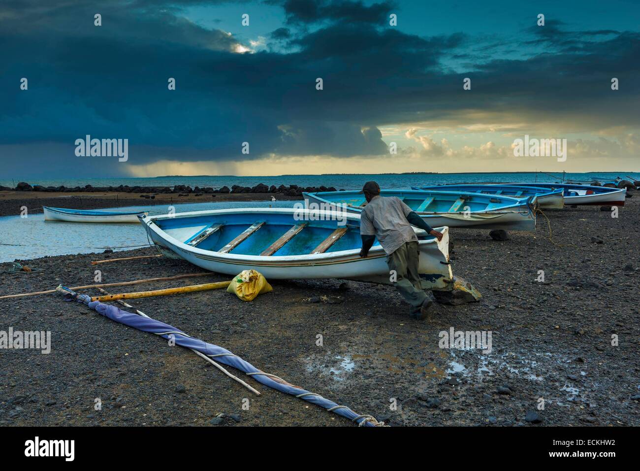 Isola Maurizio, isola Rodrigues, Riviere Cocos, fisherman preparando la sua barca a sunrise per andare al mare Foto Stock