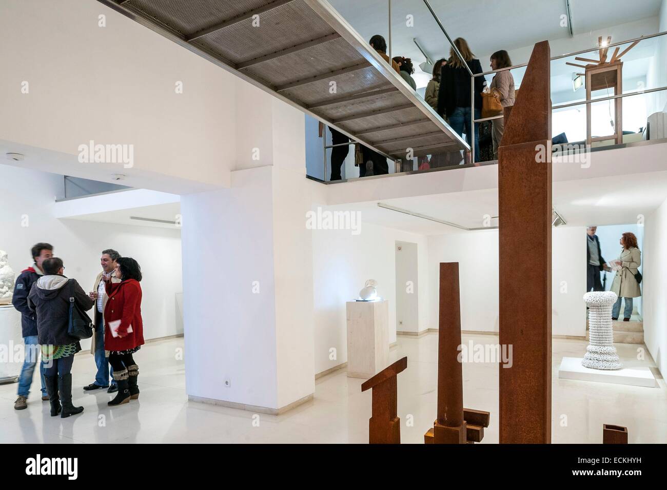 Isole Baleari Spagna, Mallorca, Palma de Mallorca, galleria d'arte Sala Pelaires, verniciatura in primo piano una scultura di Miquel Navarro Foto Stock