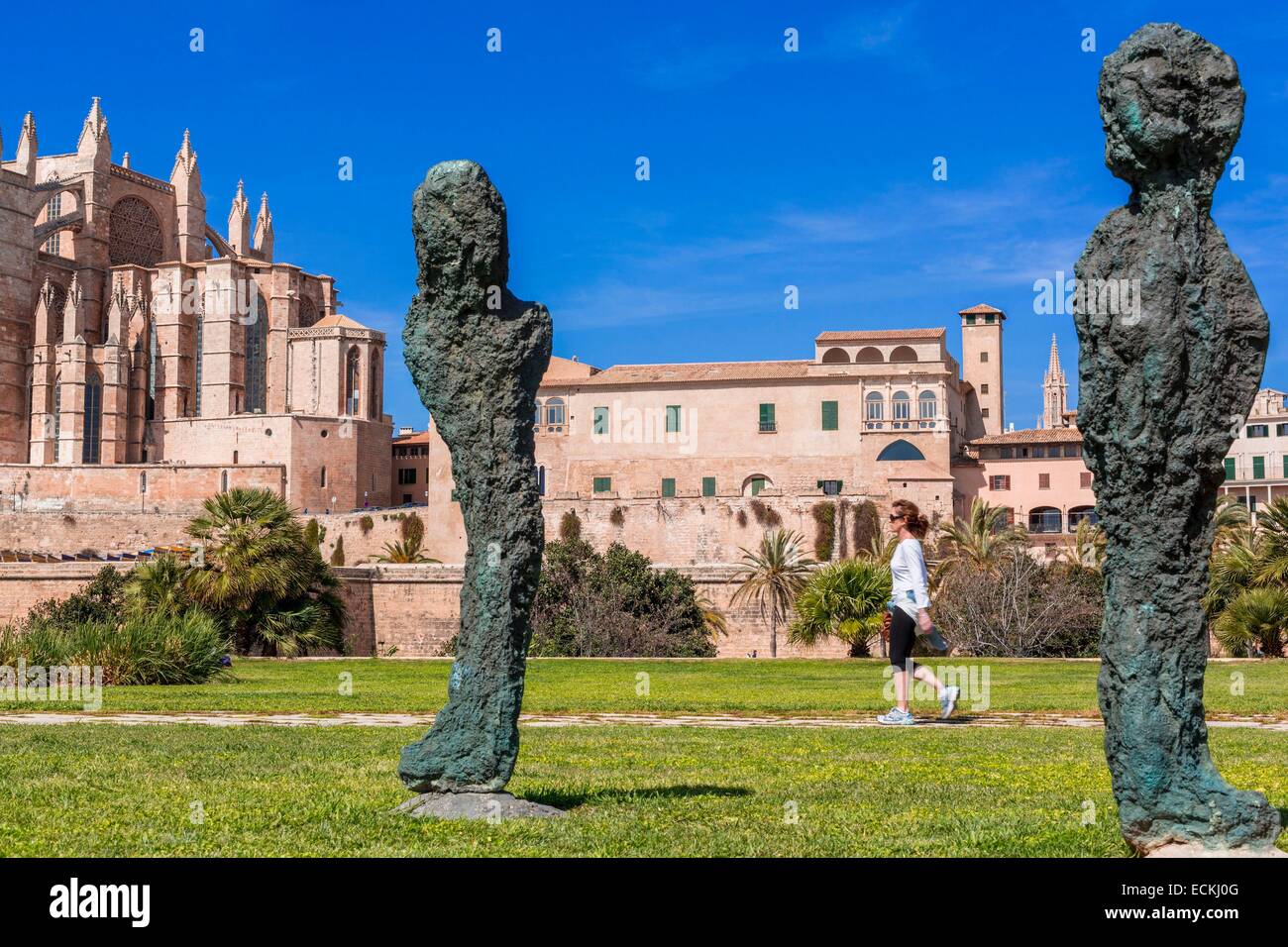 Isole Baleari Spagna, Mallorca, Palma de Mallorca, il Parc de la Mar, scultura intitolato Amador Magraner Germinacions con la città vecchia e il retro del Duomo in background Foto Stock