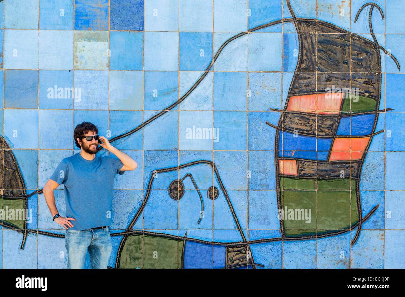 Isole Baleari Spagna, Mallorca, Palma de Mallorca, Parque del Mar, murale in ceramica di Joan Mir≤ intitolato parete per David Fernandez Miro (1983) Foto Stock