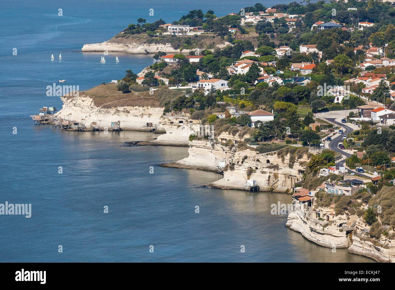 Francia, Charente Maritime, Meschers sur Gironde, la costa con le sue grotte troglodite nella rupe (vista aerea) Foto Stock