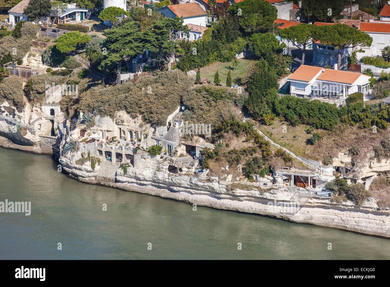 Francia, Charente Maritime, Meschers sur Gironde, grotte troglodite nella rupe (vista aerea) Foto Stock