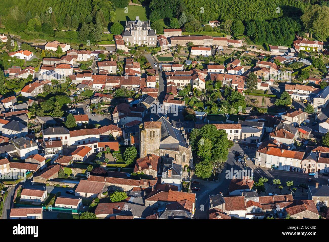 Francia, Vendee, Mouilleron en Pared, il villaggio (vista aerea) Foto Stock