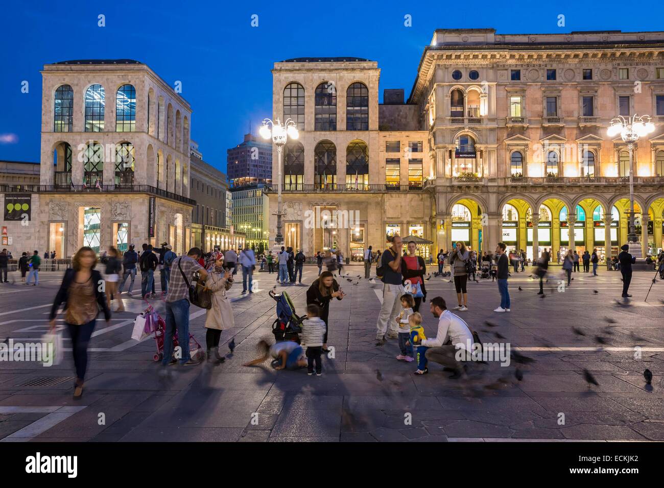 L'Italia, Lombardia, Milano, Piazza del Duomo con una vista della Torre Velasca Foto Stock