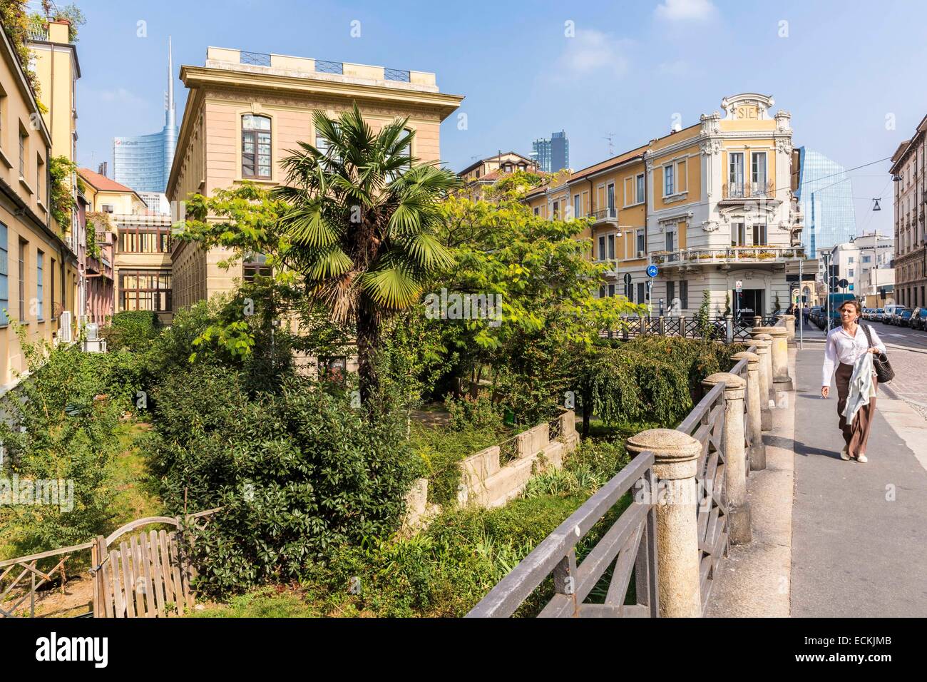 L'Italia, Lombardia, Milano, via San Marco strada con una vista della torre di Unicredit il grattacielo più grandi di Italia e a destra la torre Diamante Foto Stock