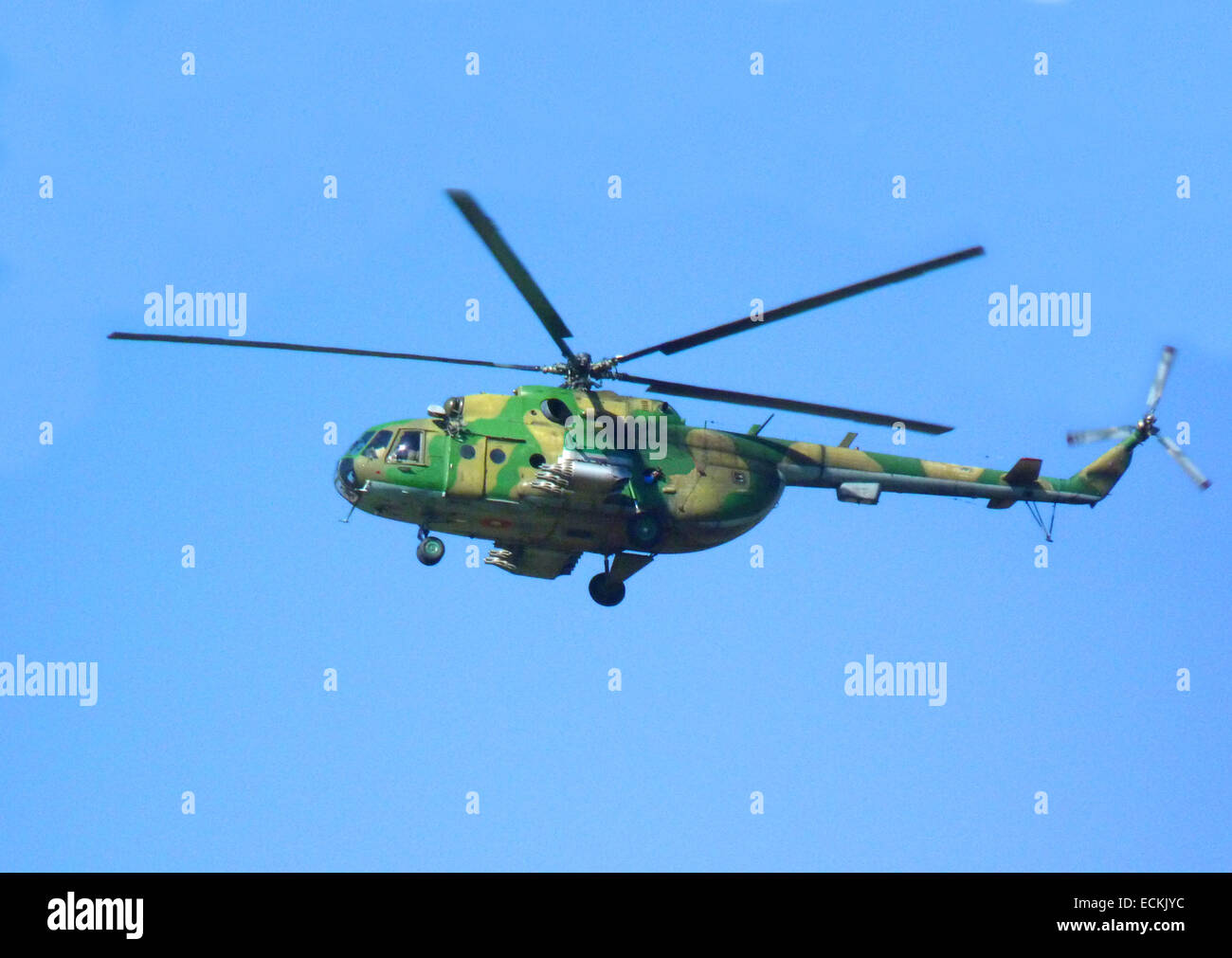 Elicottero militare nell'aria Foto Stock