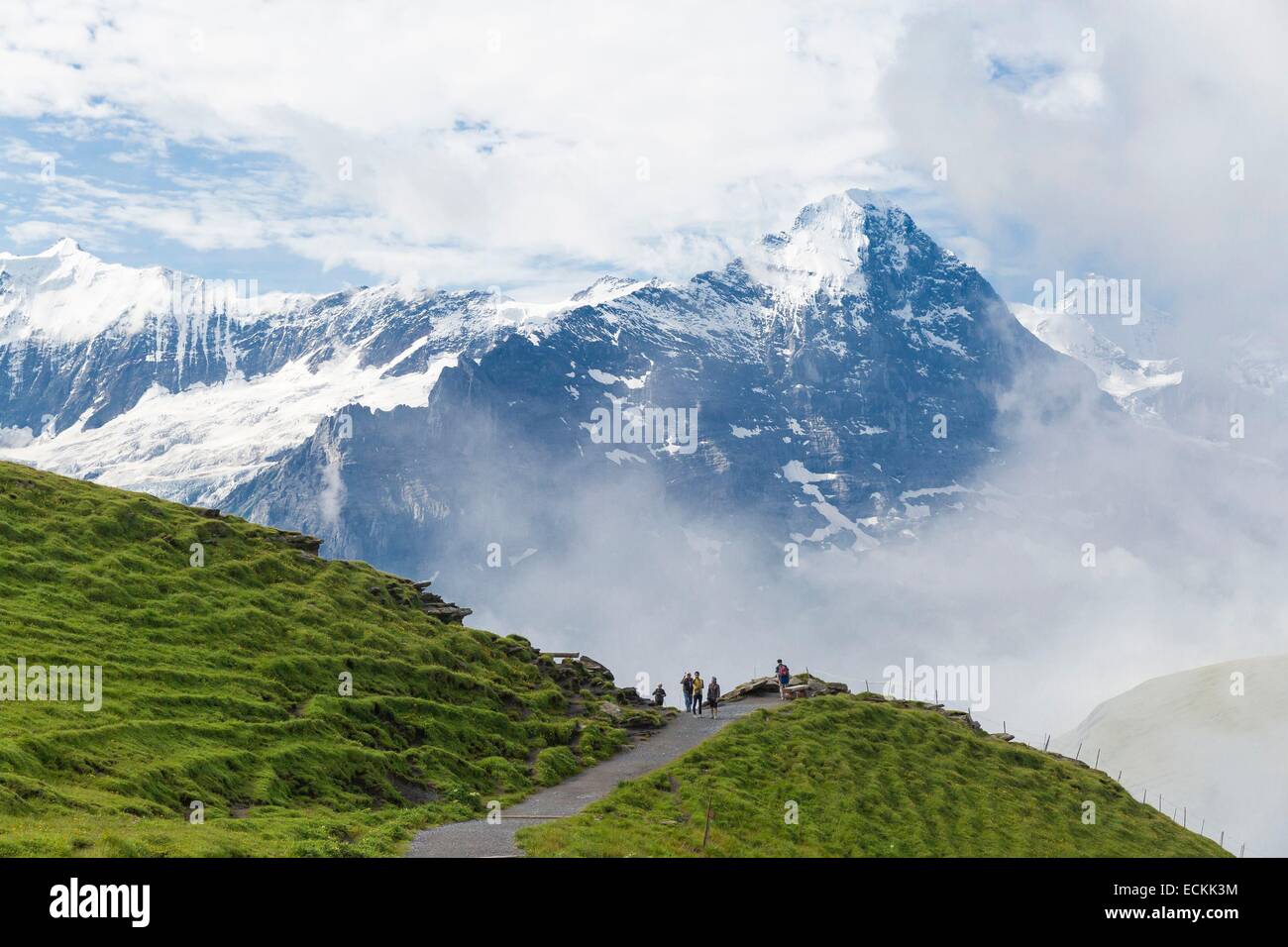 La Svizzera, il cantone di Berna, Grindelwald, classificato come patrimonio mondiale dall' UNESCO, gli escursionisti nella parte anteriore del picco di Eiger Foto Stock