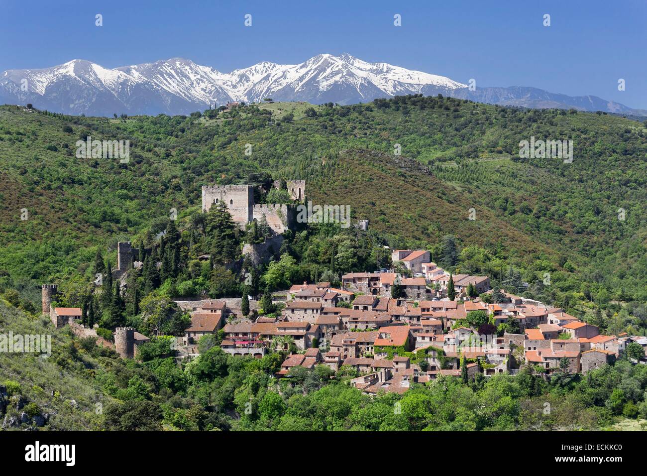 Francia, Pirenei orientali, Castelnou etichettati Les Plus Beaux Villages de France (la maggior parte beautifoul villaggi di Francia) e picco Canigou Foto Stock