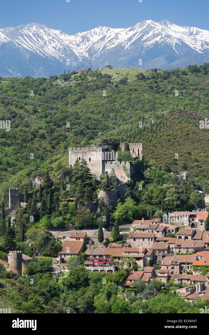 Francia, Pirenei orientali, Castelnou etichettati Les Plus Beaux Villages de France (la maggior parte beautifoul villaggi di Francia) e picco Canigou Foto Stock