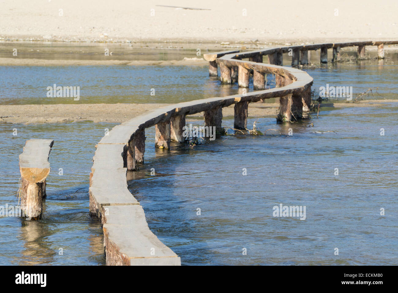 Singola corsia log ponte su un fiume poco profondo nel villaggio Museom, Yeongju, Corea. Foto Stock