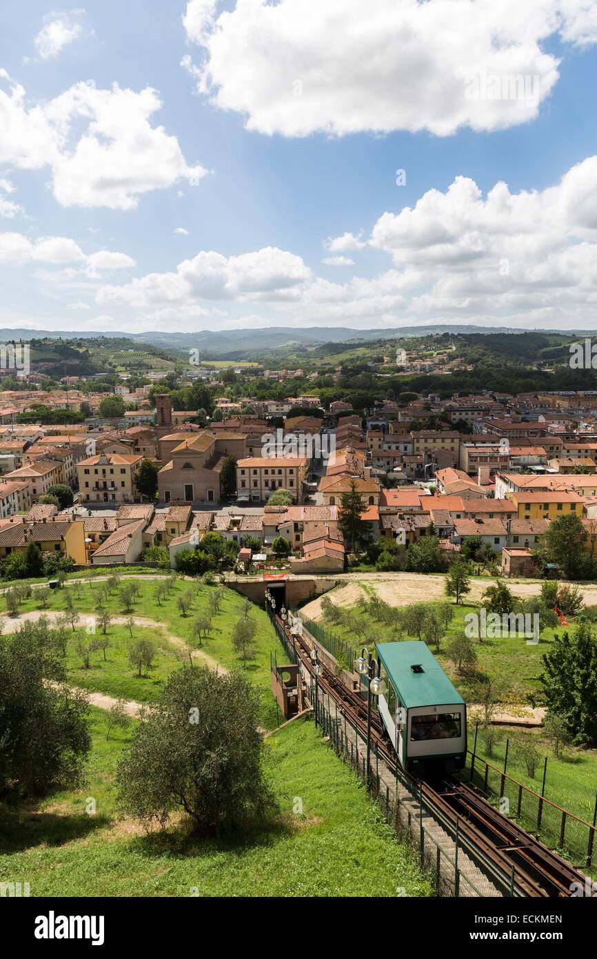 L'Italia, Toscana, Provincia di Firenze, Certaldo, la città nuova e la funicolare di accesso al villaggio storico Foto Stock