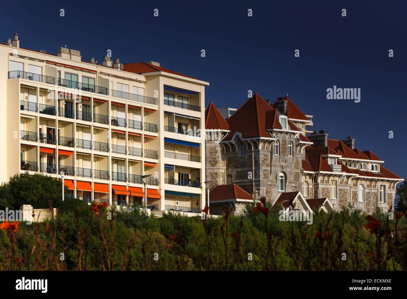 Francia, Pirenei Atlantiques, Paese Basco, Biarritz, edifici residenziali di stile diverso su un cielo tempestoso Foto Stock