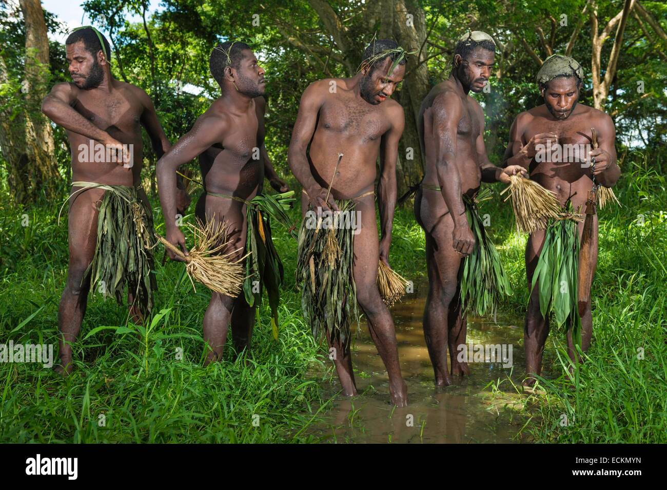 Papua Nuova Guinea, Est provincia Sepik, fiume Sepik regione, Yenchen village, avviare durante la cerimonia di iniziazione di scarification Foto Stock