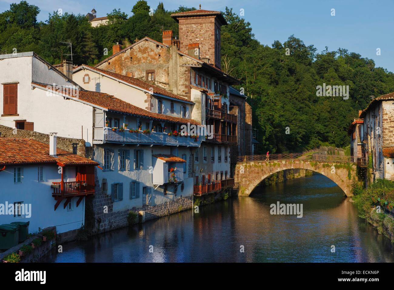 Francia, Pirenei Atlantiques, Paese Basco, Saint Jean Pied de Port, la parte storica di un tradizionale villaggio basco, Via di San Giacomo di Compostela Foto Stock