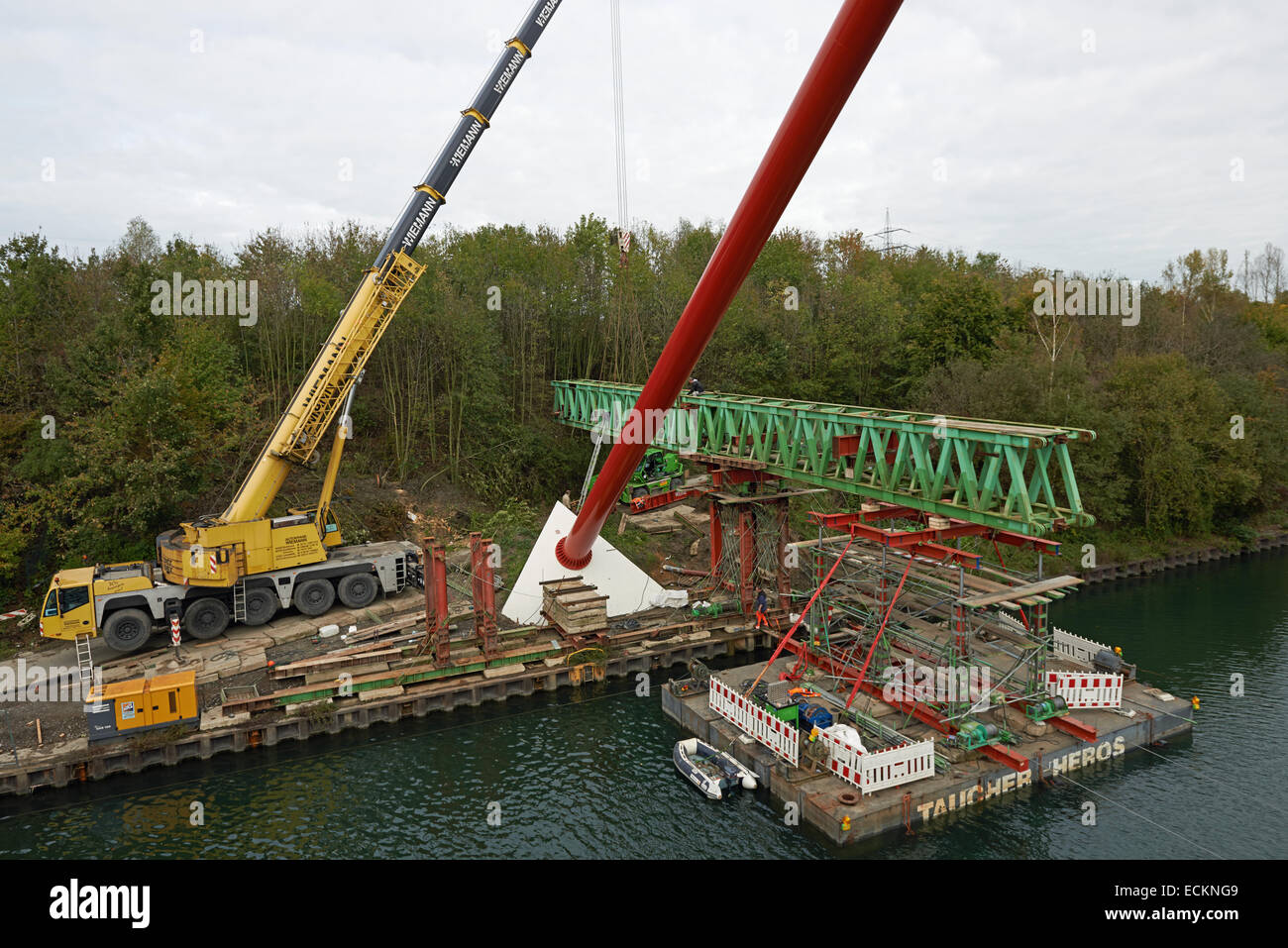 Un ponte essendo rimossa sul Rhein-Herne-canal, Gelsenkirchen, Germania. Foto Stock