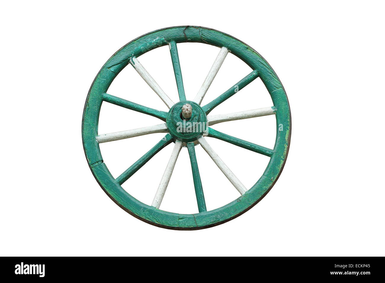 Tradizionale carrello ruota in legno. verniciato di verde, di isolamento su bianco Foto Stock