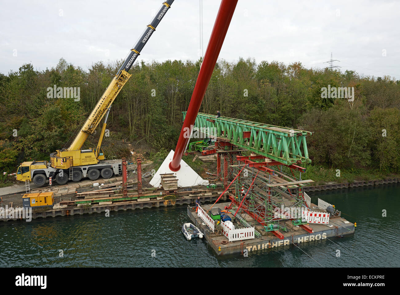 Un ponte essendo rimossa sul Rhein-Herne-canal, Gelsenkirchen, Germania. Foto Stock