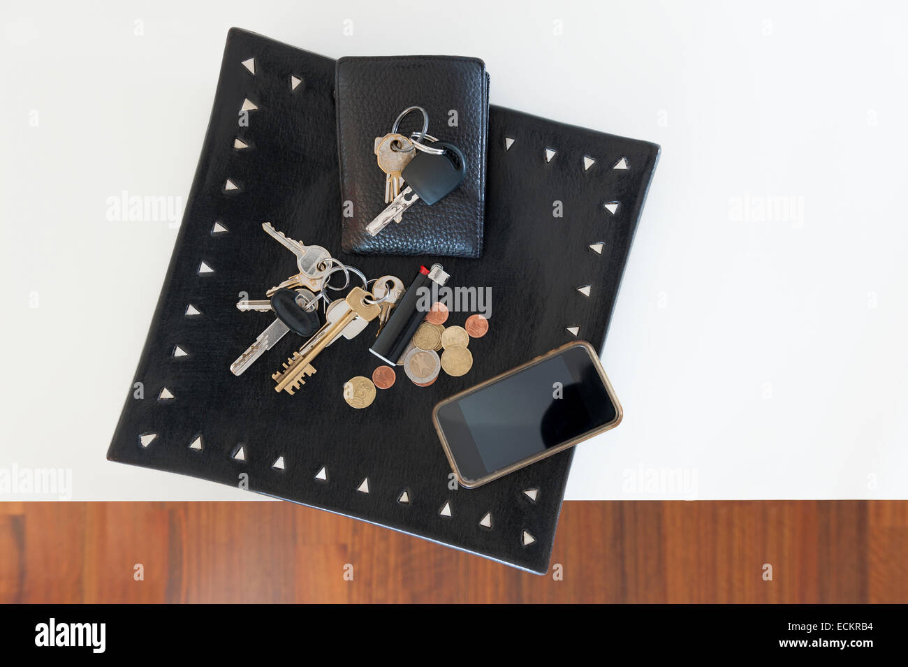 Legno nero con vassoio mans oggetti personali Foto Stock