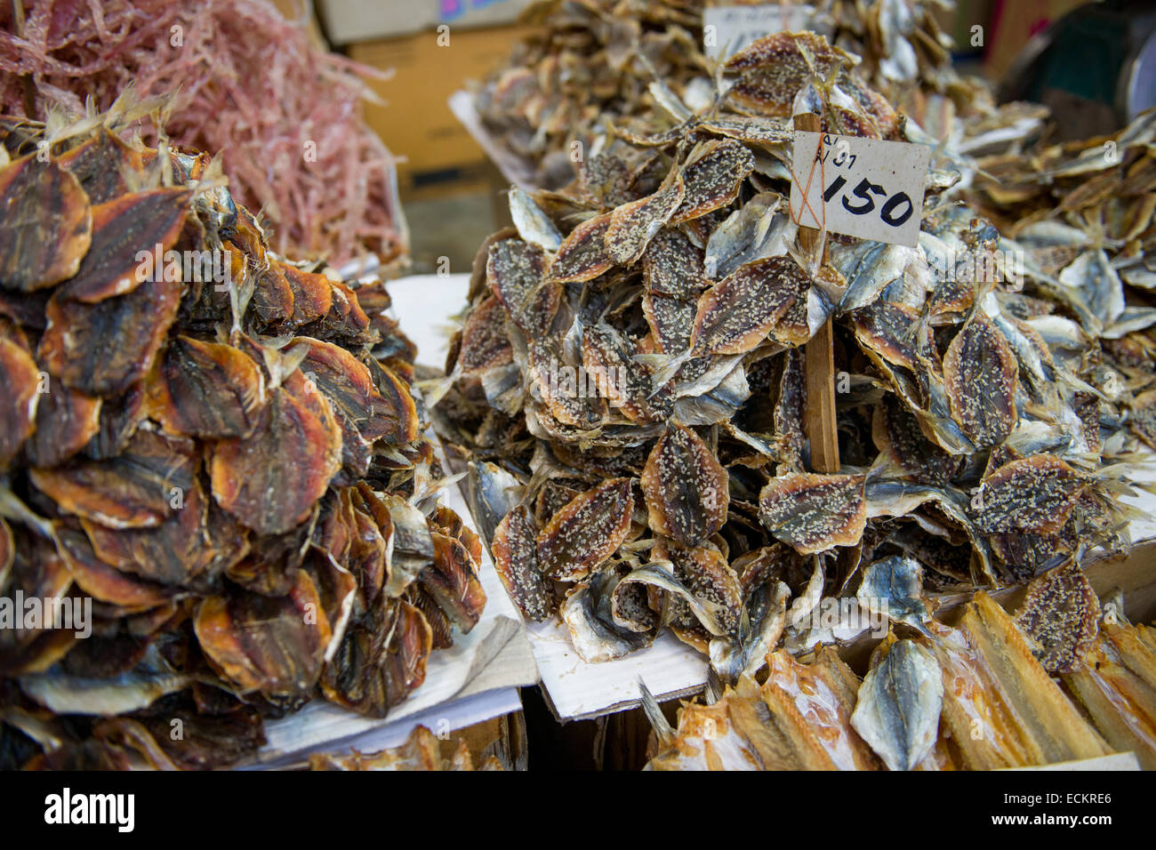 Pesci secchi in vendita in un mercato di Chinatown, Bangkok, Thailandia Foto Stock