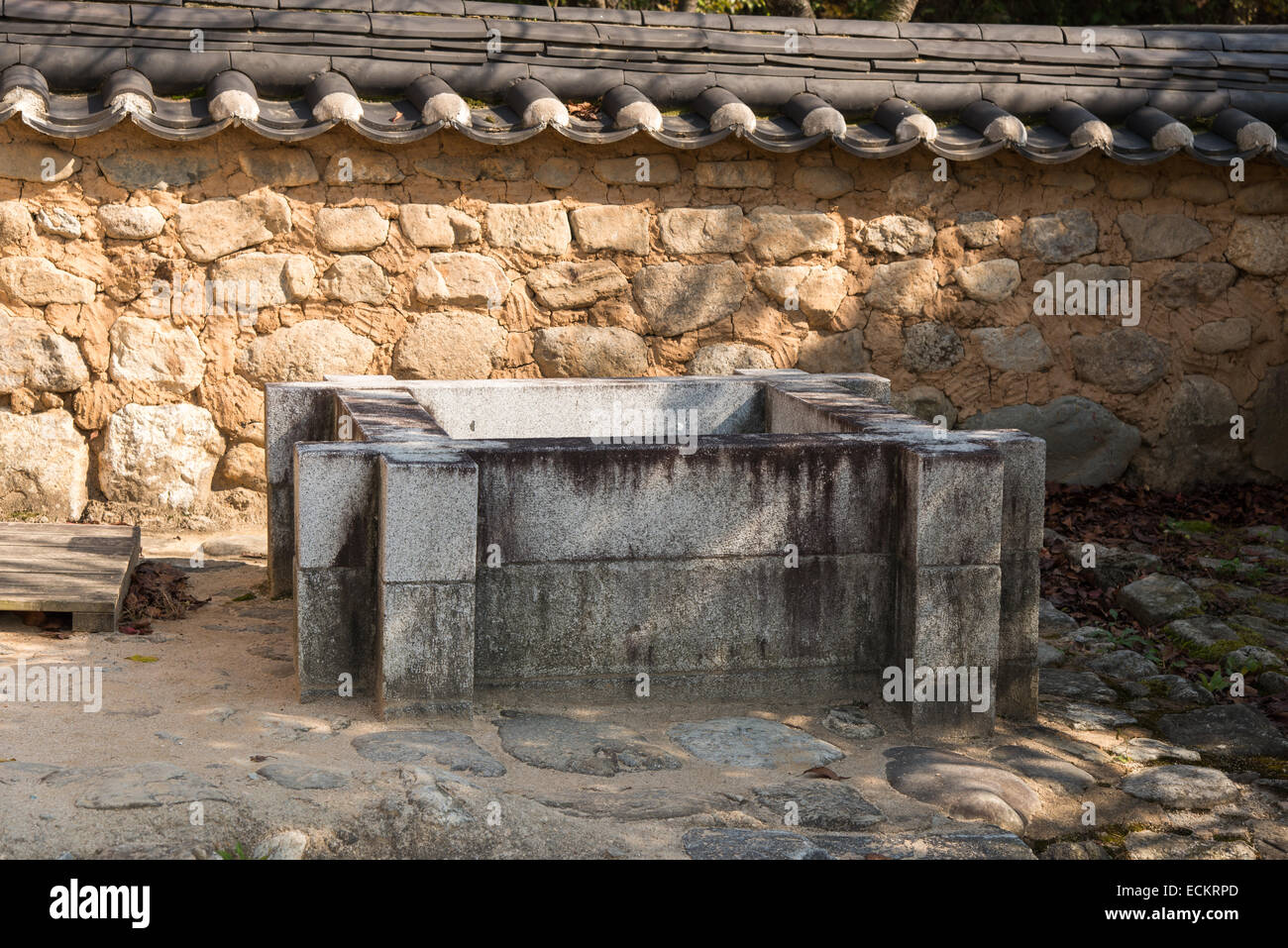 A forma di quadrato tradizionale di pietra ben in Corea Foto Stock