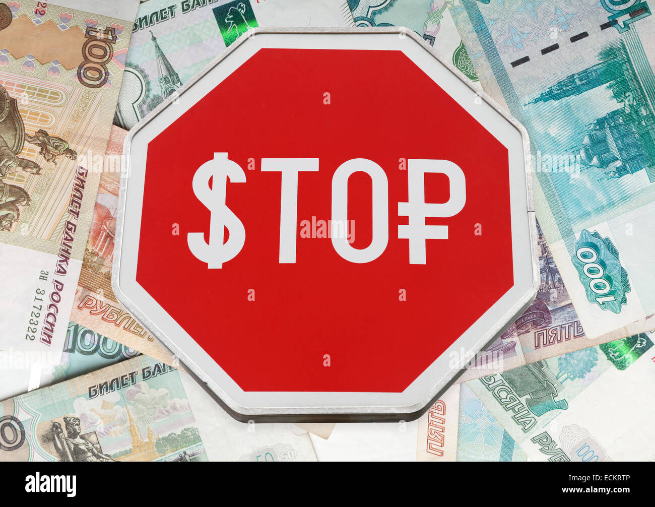 Concetto di finanza con USD e Russo simboli di denaro su un arresto cartello stradale su rubli banconote sfondo Foto Stock