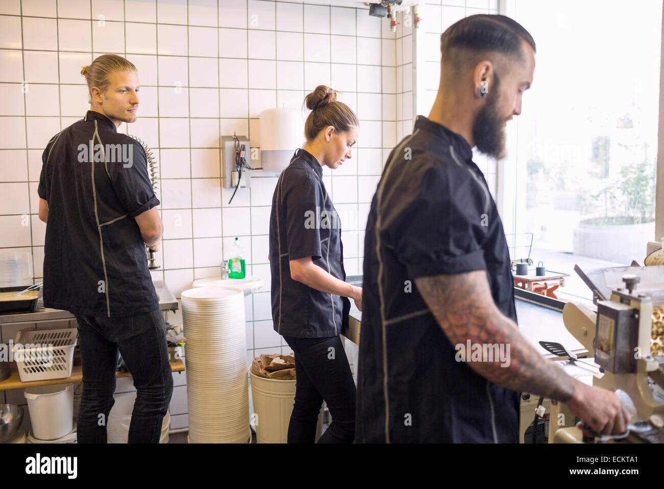 I lavoratori che operano nel negozio di dolciumi Foto Stock