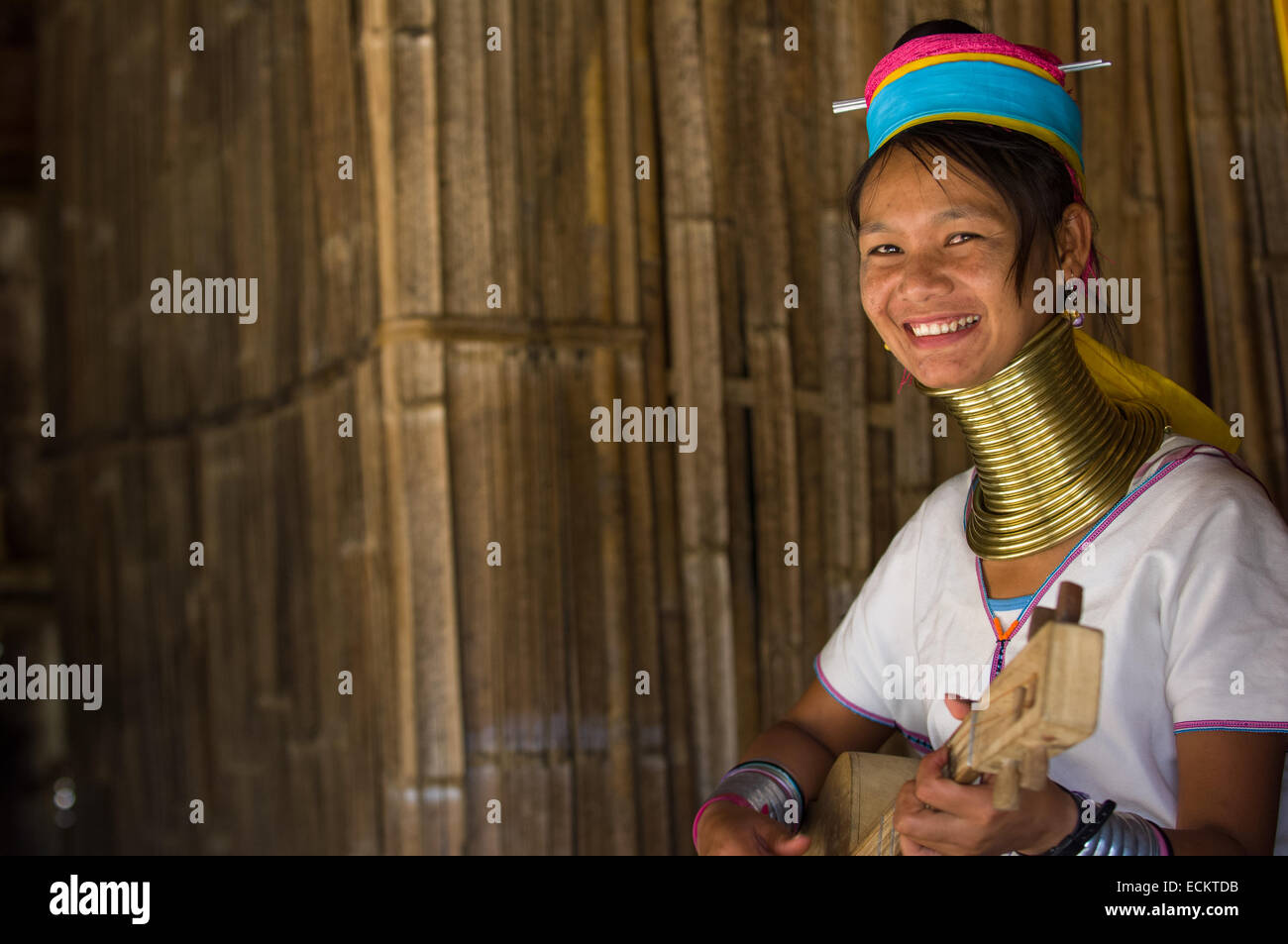 Wonam dal Kayan Lahwi tribù (Long-Necked Kayan) indossare collo in ottone anelli in una capanna di bambù in un villaggio turistico vicino a Chiang Mai, Thailandia Foto Stock