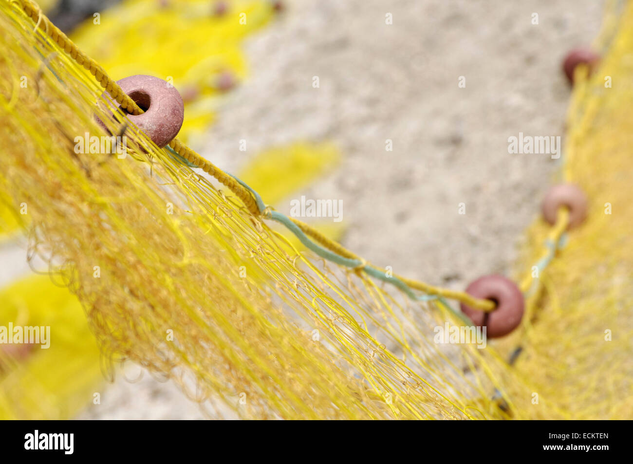 Close up del galleggiante su giallo reti da pesca sulla spiaggia Foto Stock