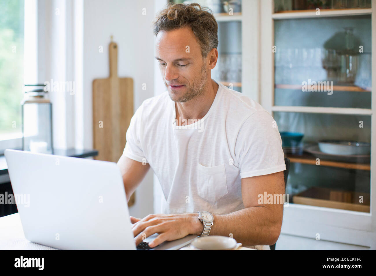Uomo al lavoro su laptop a casa Foto Stock