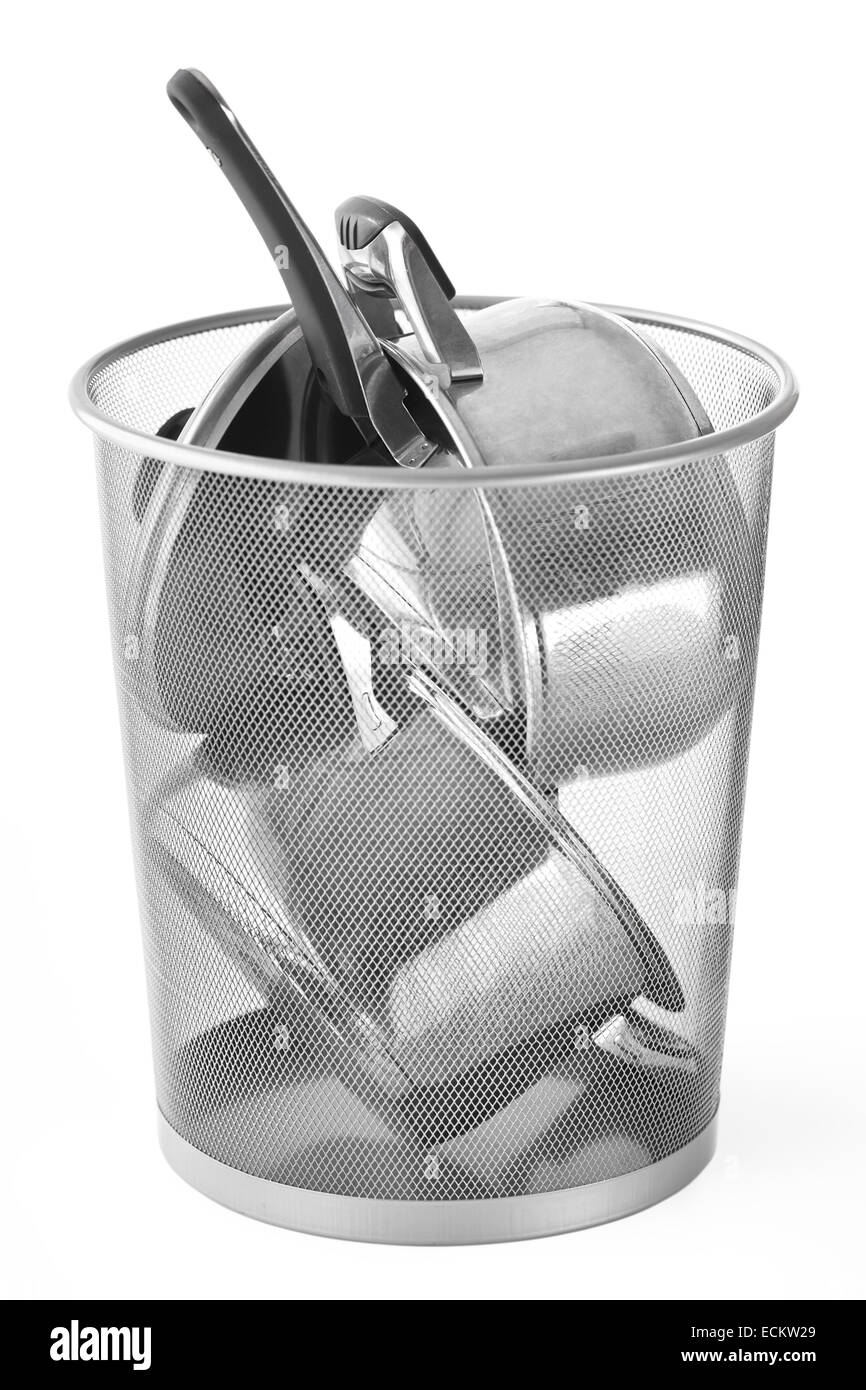 Più pentole da cucina nel bidone della spazzatura isolati su sfondo bianco. Foto Stock