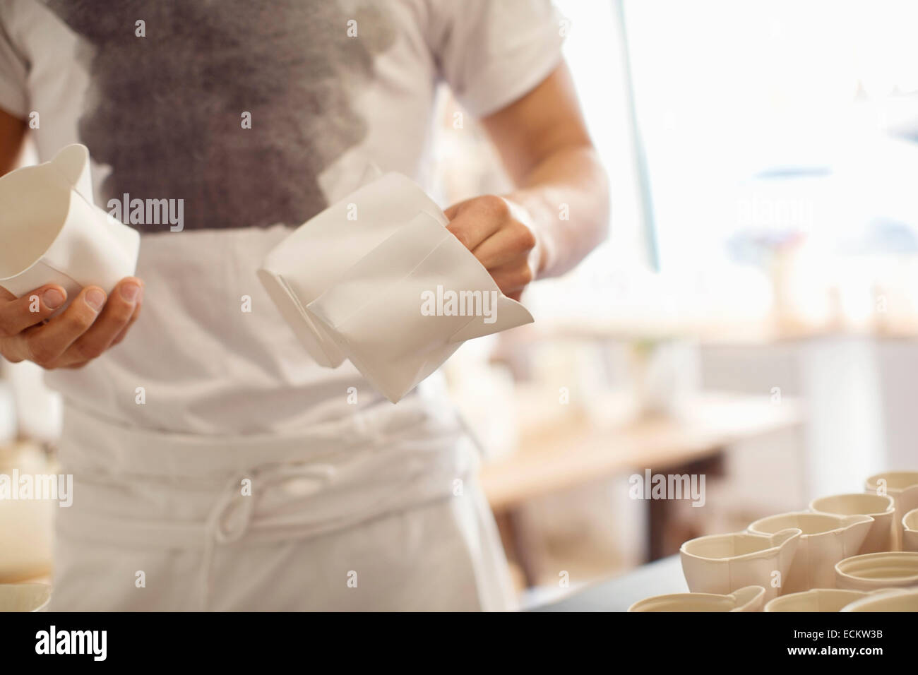 Sezione mediana del giovane uomo che lavora in officina Foto Stock