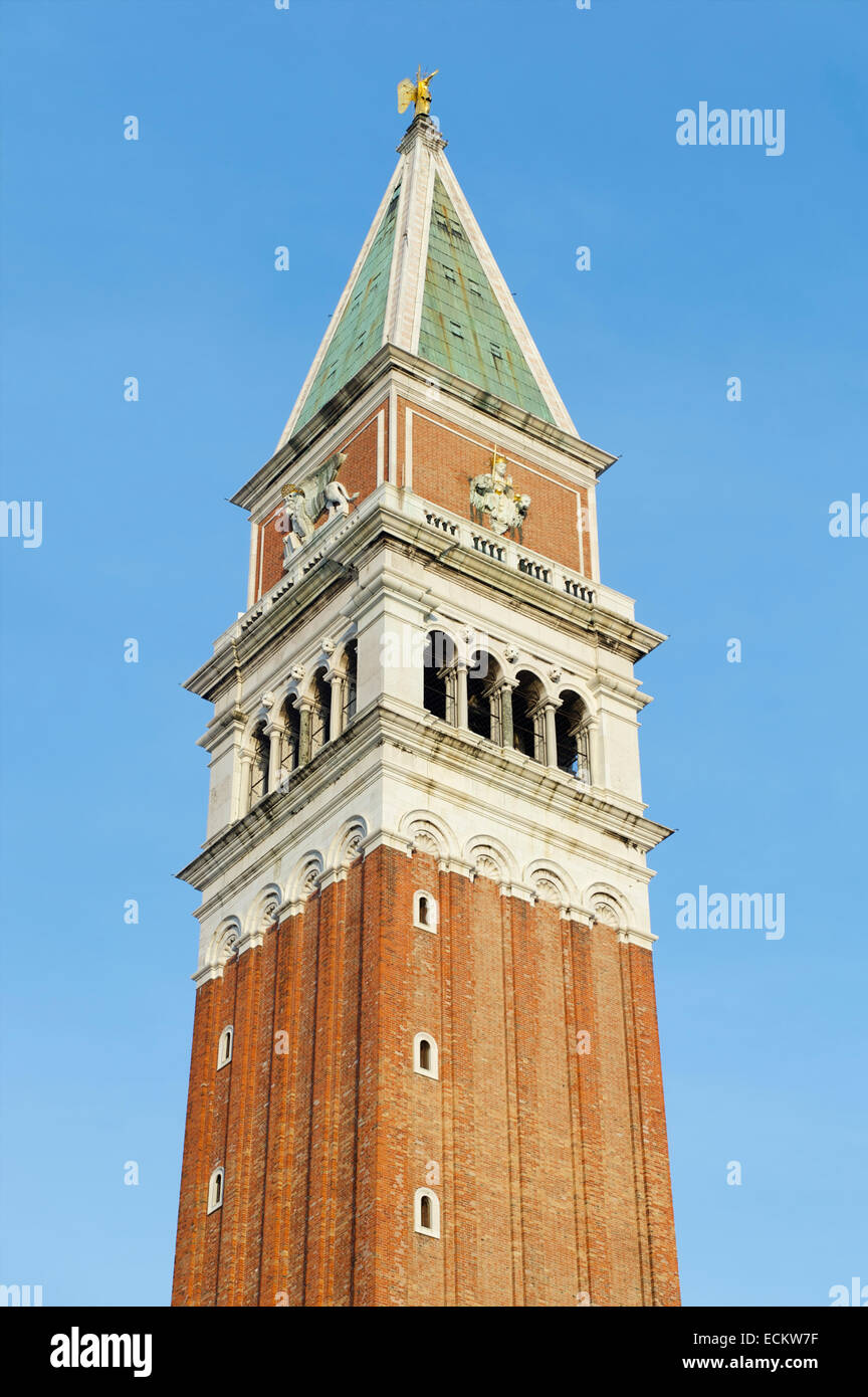 Luminosa e soleggiata e vista del Campanile di San Marco campanile di Piazza San Marco a Venezia, Italia Foto Stock