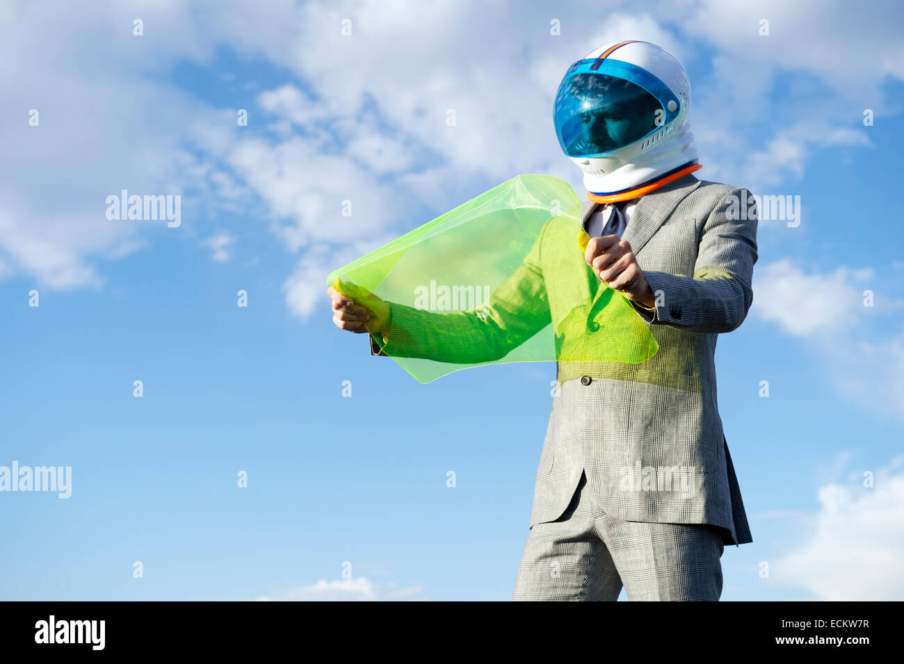 Explorer imprenditore nel futuristico astronauta casco elettronico di lettura mappa sul futuro della tecnologia display flessibile tablet Foto Stock