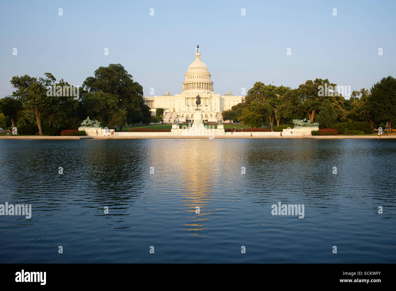 Capitol Building Washington DC USA vista panoramica con stagno riflettente da the mall Foto Stock