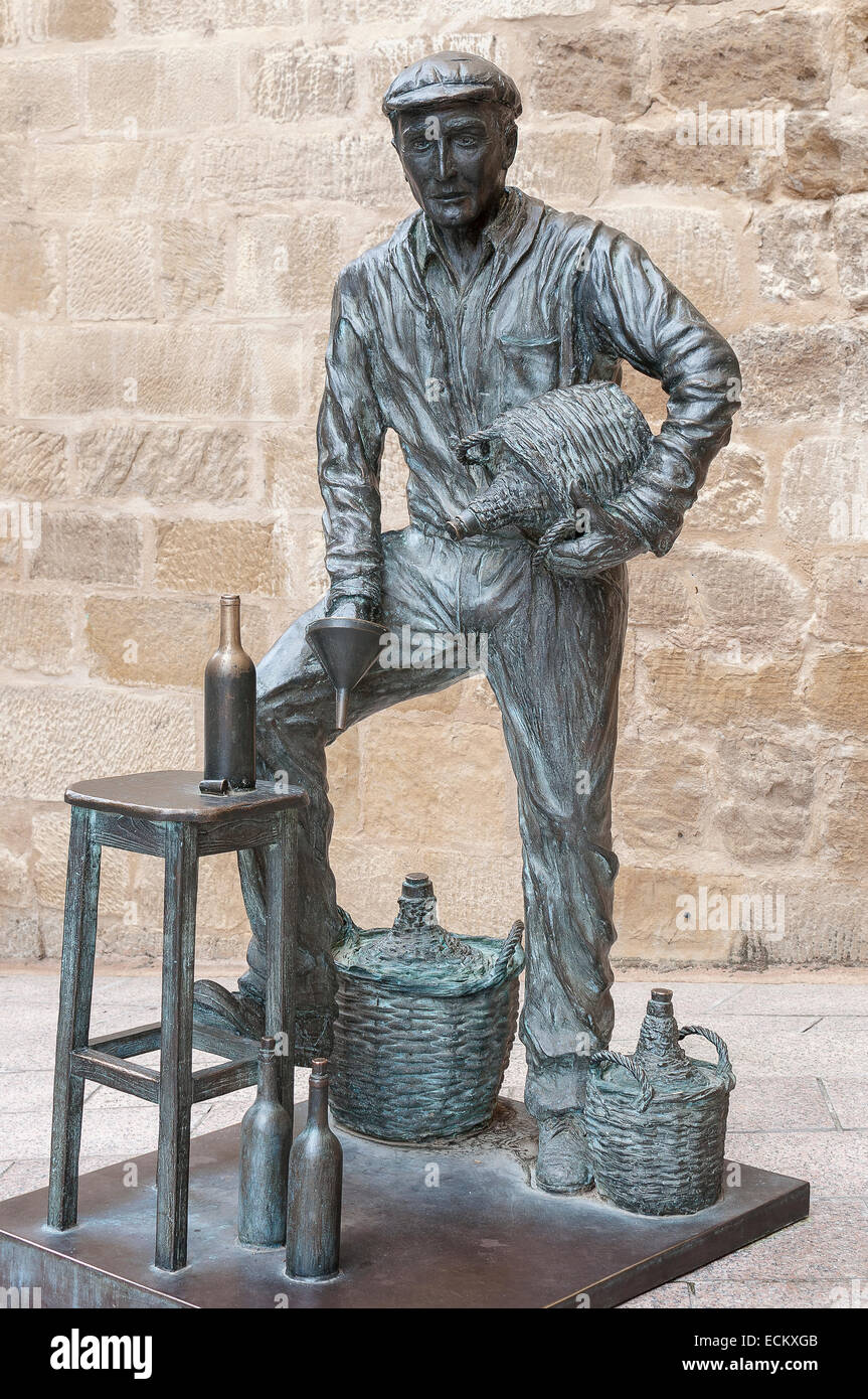 Statua in bronzo rappresenta una delle fasi del processo di vinificazione, nella città di Haro, La Rioja, Spagna, Europa. Foto Stock