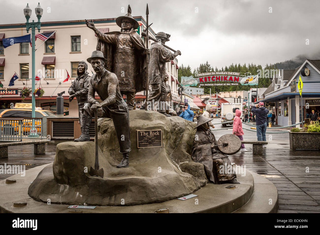 Ketchikan, Alaska, Stati Uniti d'America, America del Nord. 'Rock' monument / statua con 7 life-size figure da Ketchikan del passato. Foto Stock