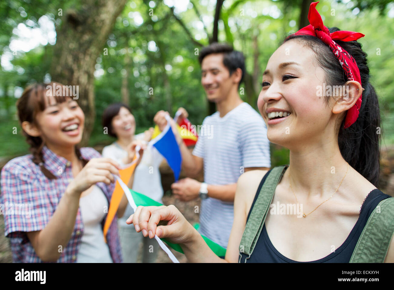 Il gruppo di amici a una festa all'aperto in una foresta. Foto Stock