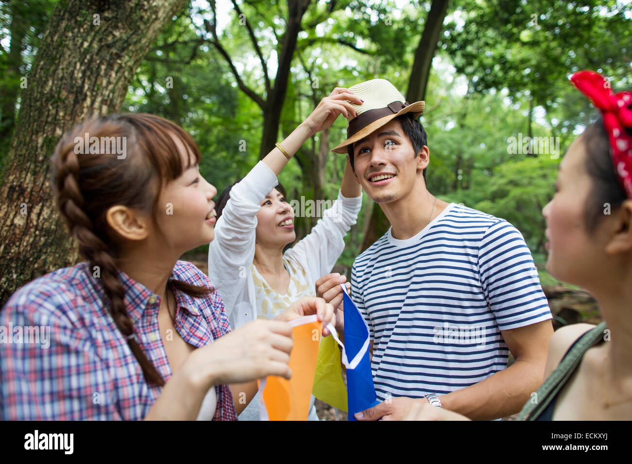Il gruppo di amici a una festa all'aperto in una foresta. Foto Stock