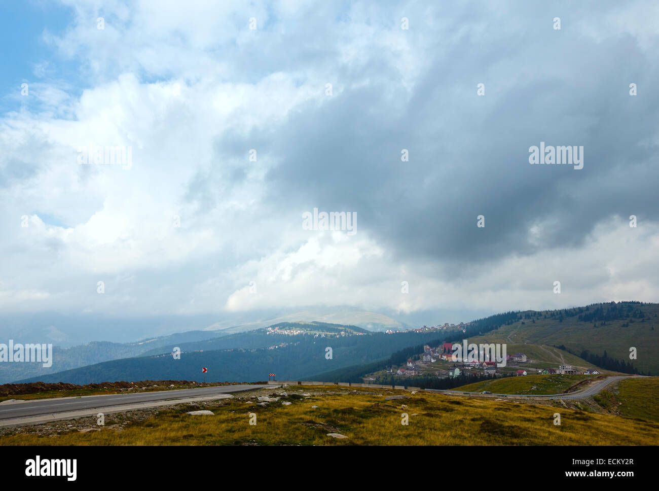 Estate vista dalla strada di Transalpina di Energia (Carpazi Meridionali, Romania). Foto Stock