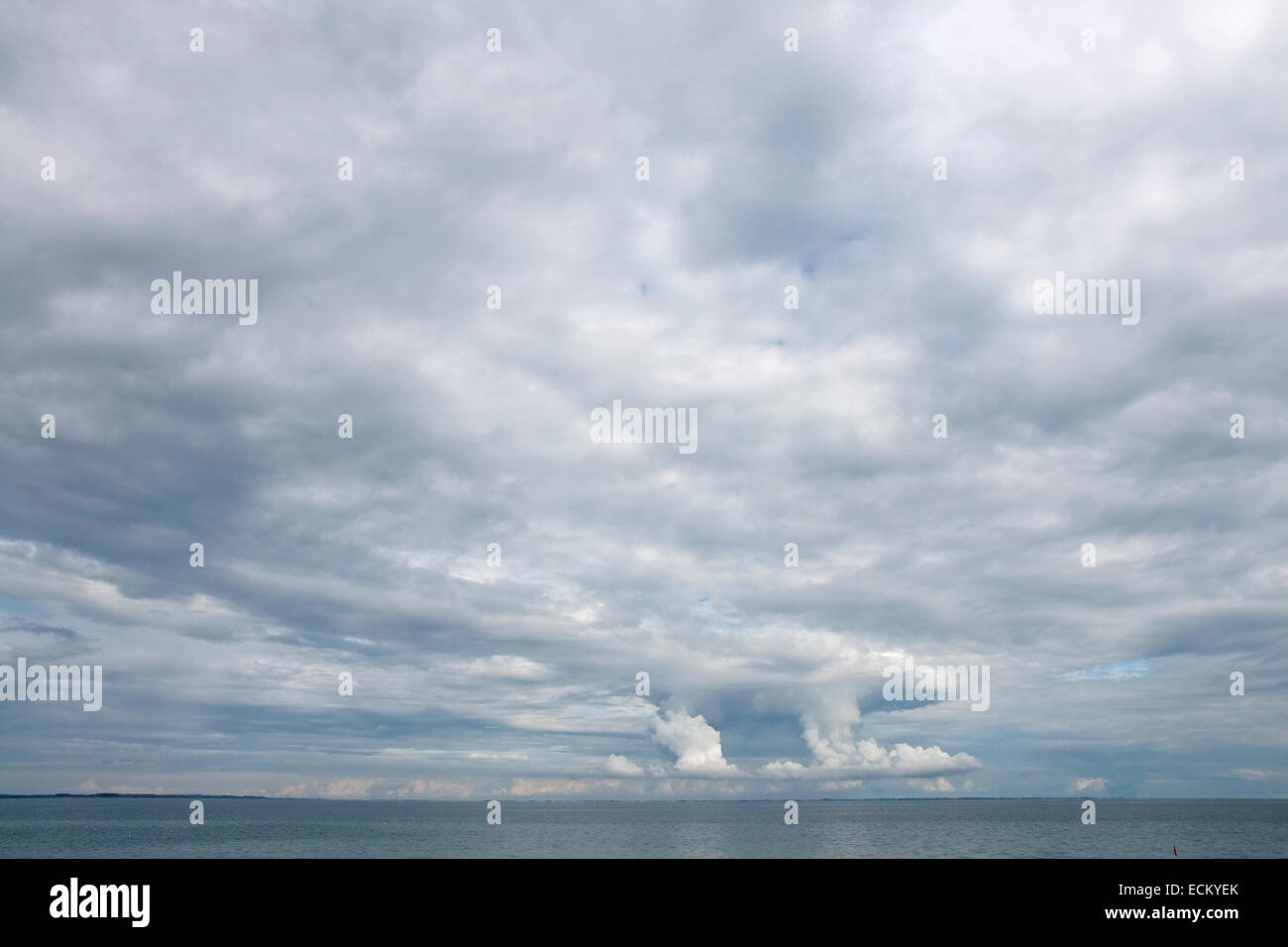 Thunder nuvole sopra l'oceano. Può essere utilizzato come sfondo Foto Stock