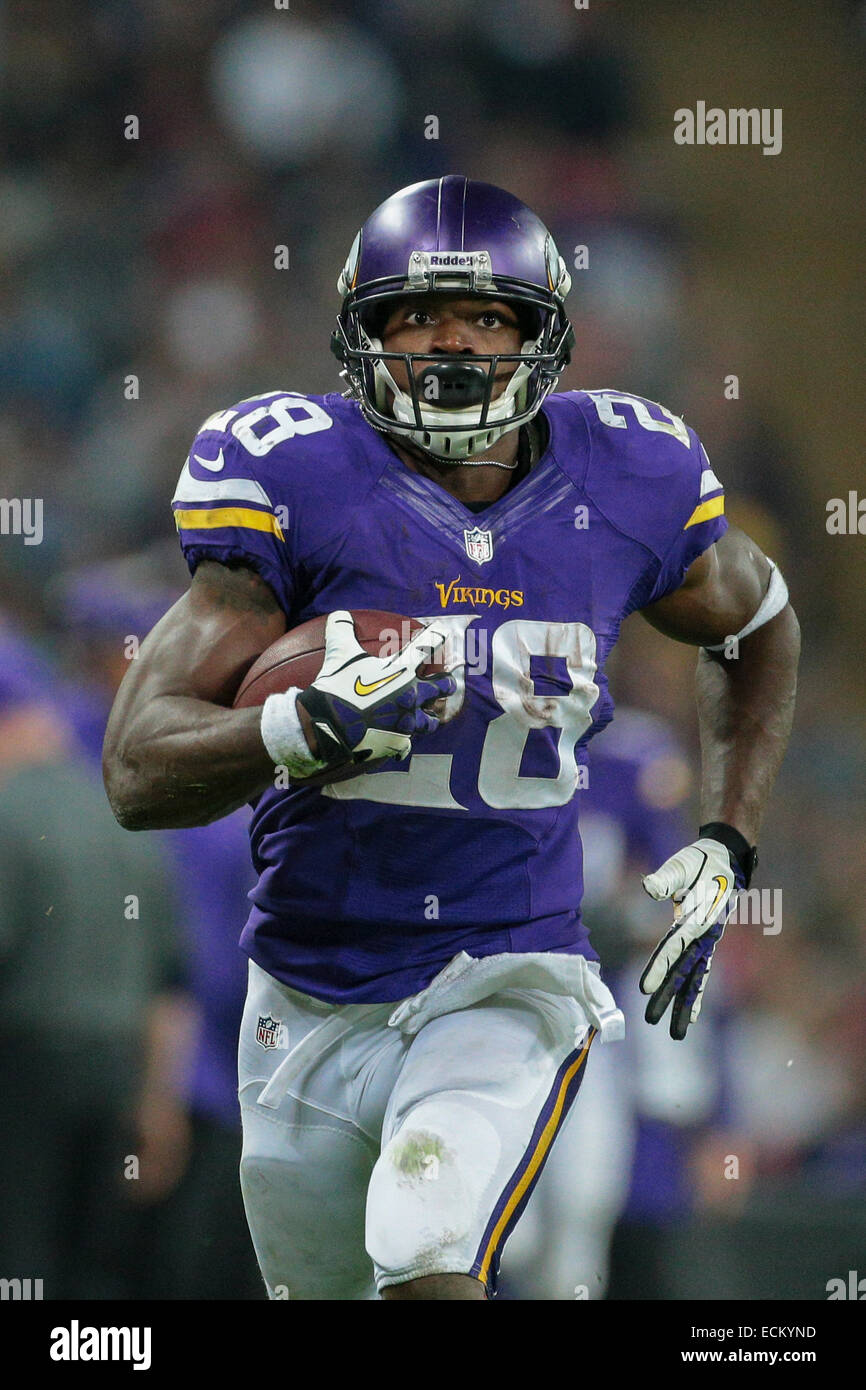 Londra, Gran Bretagna - SETTEMBRE 29 RB Adrian Peterson (#28 Vichinghi) corre con la palla in un NFL gioco internazionale. Foto Stock Londra, Gran Bretagna - SETTEMBRE 29 RB Adrian Peterson (#28 Vichinghi) corre con la palla in un NFL gioco internazionale. Foto Stock
