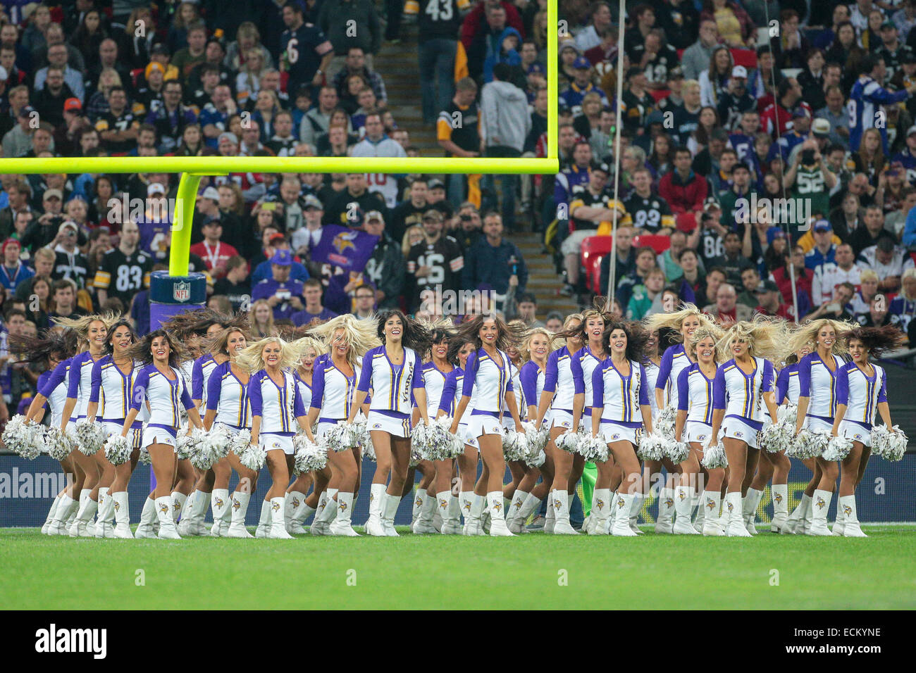 Londra, Gran Bretagna - 29 settembre le cheerleader del Minnesota Vikings eseguire a NFL gioco internazionale nel mese di settembre Foto Stock