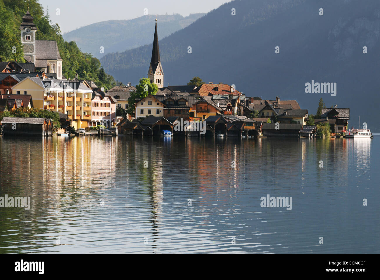 Hallstatt riflessa sul lago Hallstatter, Austria. Foto Stock