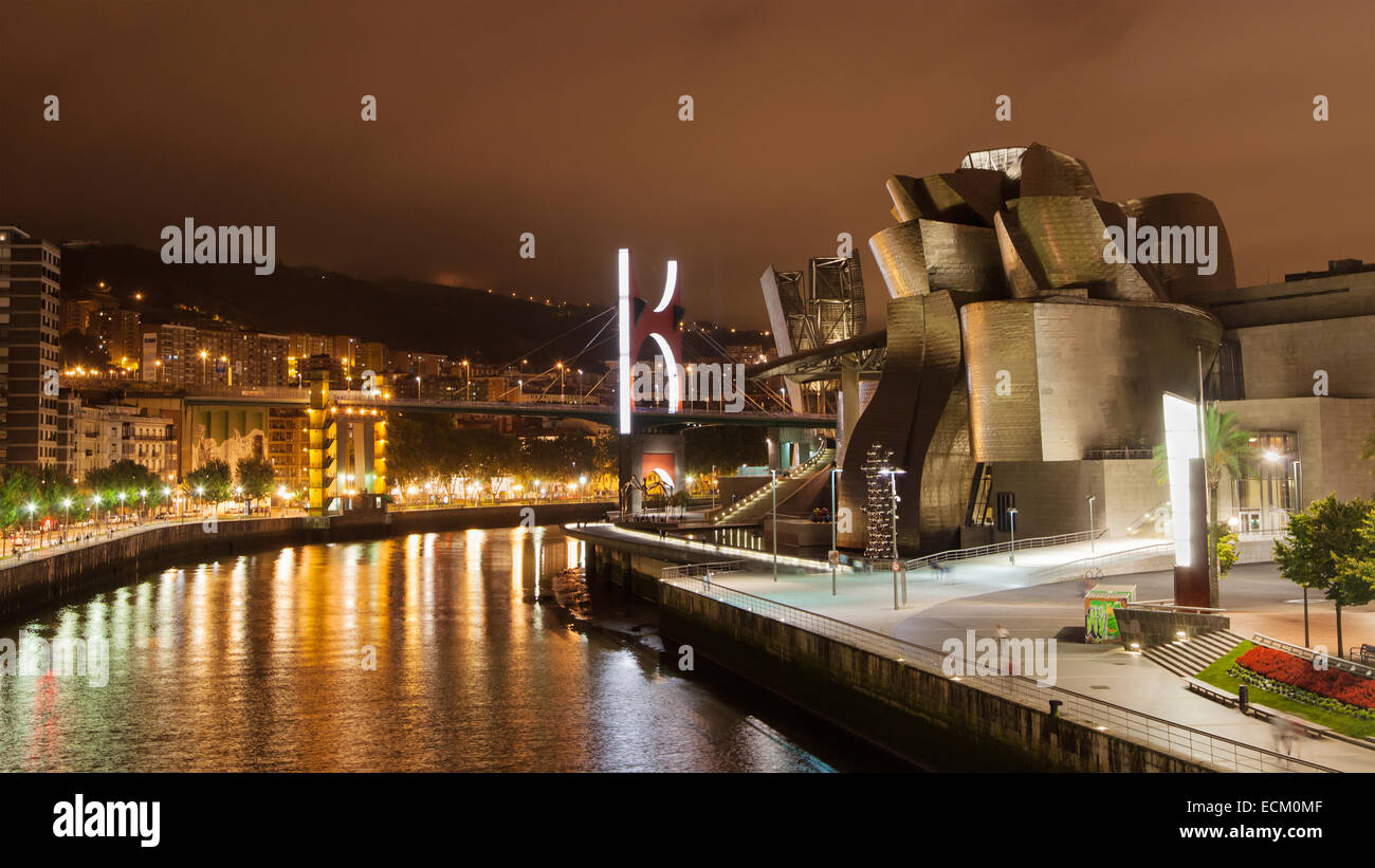Fiume Nervion di notte, Bilbao, Paesi Baschi. Foto Stock