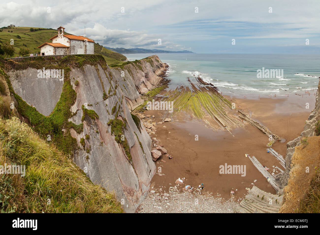 Spiaggia di Itzurun e San Telmo eremo in Zumaia, Paesi Baschi, Spagna. Foto Stock