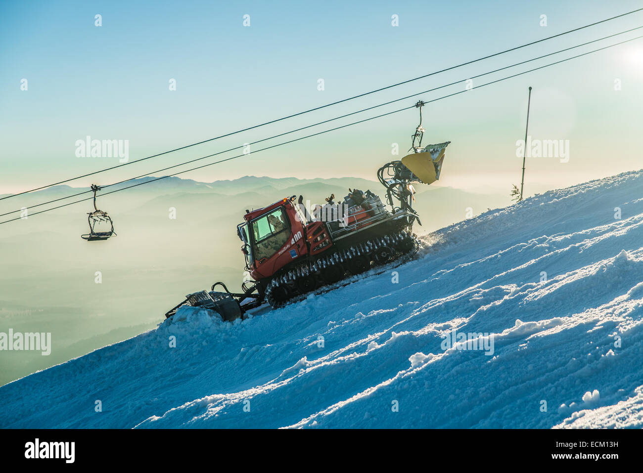 Snow toelettatura vehicule in montagna Foto Stock