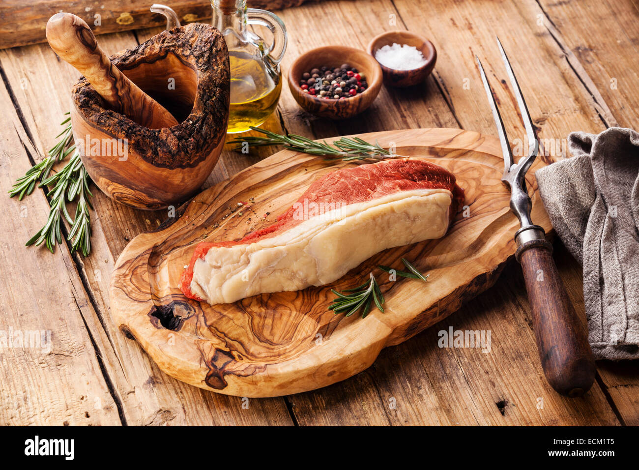 Materie carni fresche bistecca di controfiletto e condimento su sfondo di legno Foto Stock