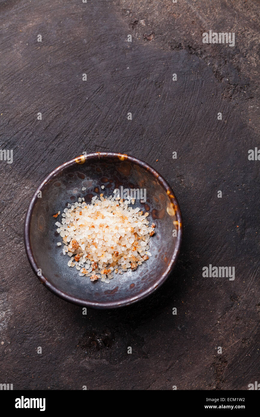 Cibo grossolana del pomodoro secco sale su sfondo scuro Foto Stock